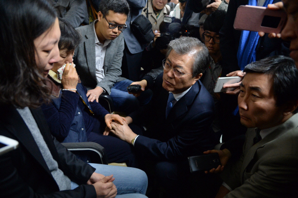 새정치민주연합 문재인 대표와 이종걸 원내대표, 주승용, 정청래, 유승희 최고위원 등 지도부가 20일 오전 서울 연건동 서울대병원 중환자실을 찾아 ‘민중총궐기’ 집회 중 경찰의 물대포에 맞아 중태에 빠진 백남기 씨 가족들을 위로하고 있다.   정연호 기자 tpgod@seoul.co.kr