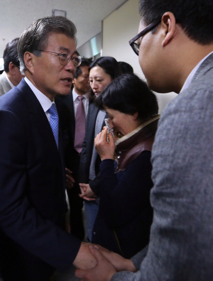 새정치민주연합 문재인 대표 등 지도부가 20일 오전 서울 연건동 서울대병원 중환자실을 찾아 지난 14일 민중총궐기 집회 도중 경찰의 물대포를 맞고 쓰러져 중태에 빠진 농민 백남기씨의 가족들을 위로하고 있다. 정연호 기자 tpgod@seoul.co.kr