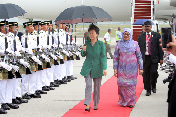 동아시아정상회의(EAS) 및 아세안(ASEAN)+3(한·중·일) 정상회의에 참석하는 박근혜 대통령이 20일 오후(현지시간) 말레이시아 쿠알라룸푸르 국제공항에 도착, 전용기에서 내린 뒤 의전차량으로 이동하고 있다. 연합뉴스