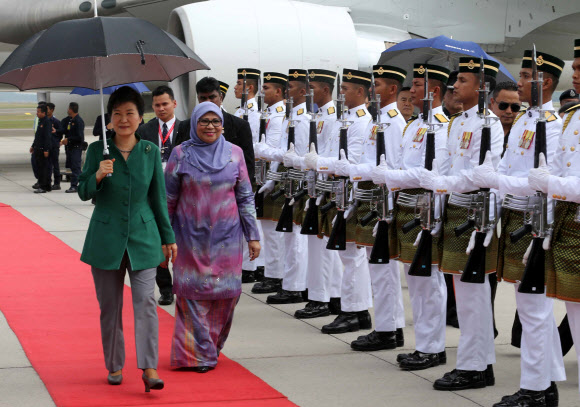 동아시아정상회의(EAS) 및 아세안(ASEAN)+3(한·중·일) 정상회의에 참석하는 박근혜 대통령이 20일 오후(현지시간) 말레이시아 쿠알라룸푸르 국제공항에 도착, 전용기에서 내린 뒤 의전차량으로 이동하고 있다. 연합뉴스