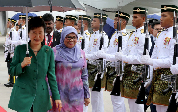 동아시아정상회의(EAS) 및 아세안(ASEAN)+3(한·중·일) 정상회의에 참석하는 박근혜 대통령이 20일 오후(현지시간) 말레이시아 쿠알라룸푸르 국제공항에 도착, 전용기에서 내린 뒤 의전차량으로 이동하고 있다. 연합뉴스