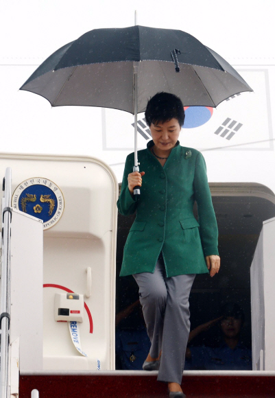 20일 오후 박근혜대통령이 ASEAN + 3 정상회의에 참석하기 위해 말레이시아 쿠알라룸프르 국제공항 도착해  전용기에서 내리고 있다.  말레이시아 안주영 기자 jya@seoul.co.kr