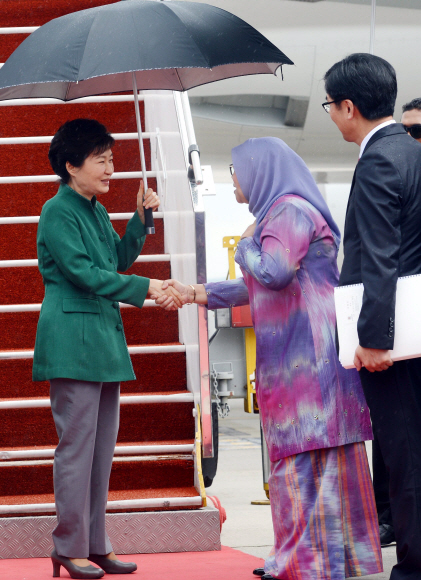 20일 오후 박근혜대통령이 ASEAN + 3 정상회의에 참석하기 위해 말레이시아 쿠알라룸프르 국제공항 도착해 환영객들에게 인사하고 있다.  말레이시아 안주영 기자 jya@seoul.co.kr