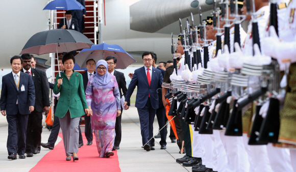 박근혜 대통령이 20일 오후(현지시간) ASEAN+3 및 EAS 회의 참석차 말레이시아 쿠알라룸푸르에 도착했다. 전용기에서 내린 박 대통령이 영접나온 다토 카밀란 막손 말레이시아 외교부 의전장과 공항을 빠져나오고 있다.  말레이시아 안주영 기자 jya@seoul.co.kr