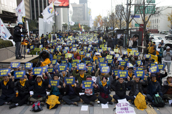 20일 오후 서울 중구 파이낸스센터 앞에서 열린 ‘한국사교과서 국정화 철회 교육·노동파탄 저지 교사결의대회’에서 전국교직원노동조합(전교조) 회원들이 역사교과서 국정화에 반대하는 내용의 구호를 외치고 있다.  연합뉴스