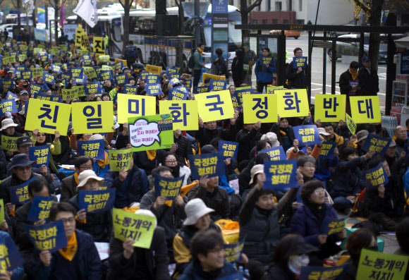 20일 오후 서울 중구 파이낸스센터 앞에서 열린 ‘한국사교과서 국정화 철회 교육·노동파탄 저지 교사결의대회’에서 전국교직원노동조합(전교조) 회원들이 역사교과서 국정화에 반대하는 내용의 손 피켓을 들고있다. 연합뉴스