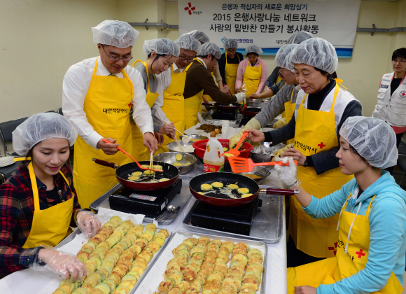 은행·적십자 직원들이 만드는 ‘사랑의 밑반찬’ 