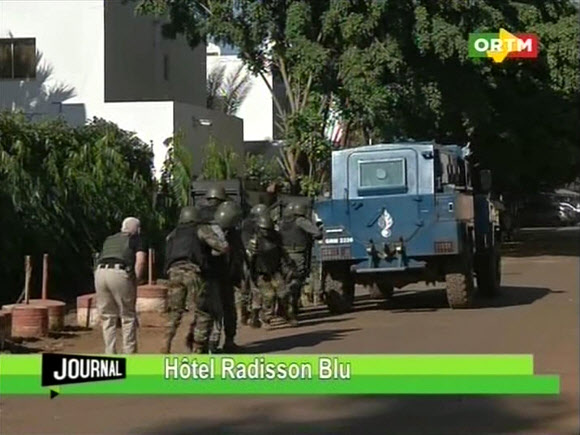20일(현지시간) 170여명의 인질극이 발생한 말리 수도 바마코의 래디슨블루 호텔에서 말리군이 진압 작전을 펼치고 있다. 사진은 말리 국영 TV ORTM 방송을 캡처한 모습.  바마코(말리) AP 연합뉴스