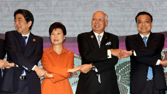 박근혜 대통령(왼쪽 두번째)과 아베 일본 총리(왼쪽), 리커창 중국 총리(오른쪽), 나집 라작 말레이시아 총리가 21일 오후 말레이시아 쿠알라룸푸르 컨벤션센터에서 열린 아세안(ASEAN)+3(한·중·일) 정상회의에 참석, 각국 정상들과 기념촬영을 하고 있다. 연합뉴스