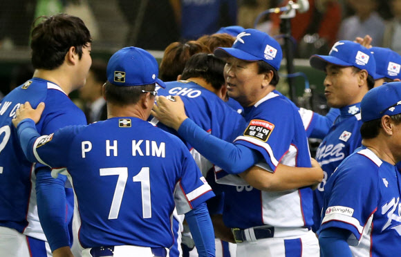 선수들 격려하는 선동열 코치