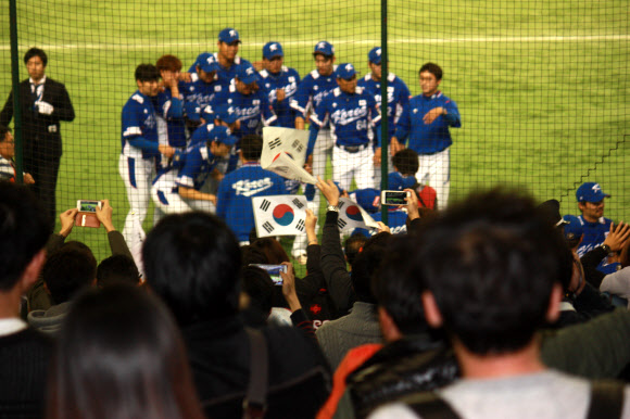 프리미어 12 우승…선수들과 기쁨 함께 하는 한국팬들