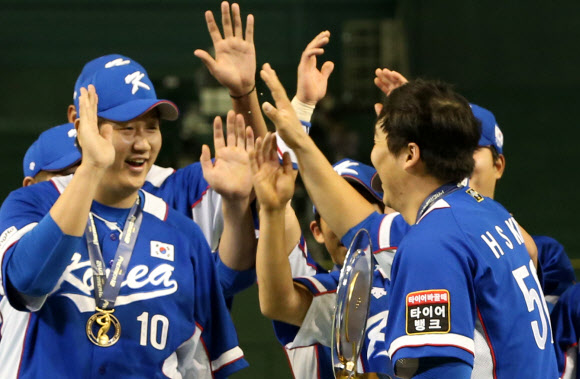 김현수 MVP 축하하는 이대호