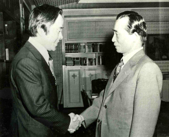 김영삼 전 대통령이 22일 새벽 서거했다. 김 전 대통령은 이날 0시 21분 서울 종로구 연건동 서울대병원 중환자실에서 혈액감염 의심 증세로 치료를 받던 중 숨을 거뒀다고 이 병원 관계자가 전했다. 사진은 1975년 5월 청와대에서 당시 김영삼 신민당 총재를 접견하는 박정희 대통령의 모습.  연합뉴스 DB