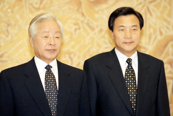 김영삼 전 대통령이 22일 새벽 서거했다. 김 전 대통령은 이날 0시 21분 서울 종로구 연건동 서울대병원 중환자실에서 혈액감염 의심 증세로 치료를 받던 중 숨을 거뒀다고 이 병원 관계자가 전했다. 사진은 1996년 11월 김영삼 대통령이 청와대에서 손학규 당시 신임 보건복지부 장관과 기념 촬영하는 모습.  연합뉴스 DB