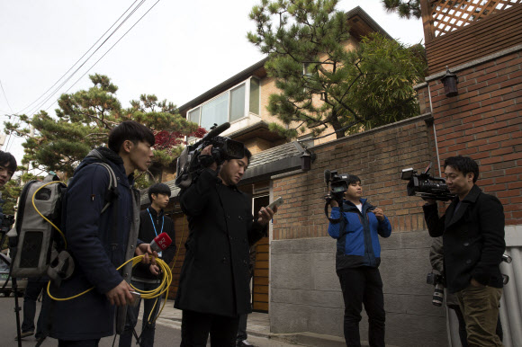 취재진 몰린 김영삼 전 대통령 자택