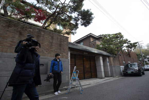 취재진 몰린 김영삼 전 대통령 자택