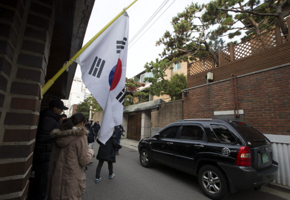 조기 게양된 김영삼 전 대통령 자택 골목