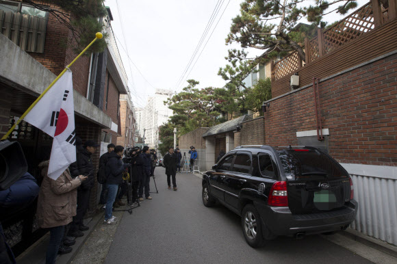 조기 게양된 김영삼 전 대통령 자택 골목