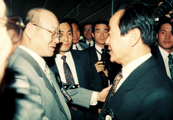 김영삼 전 대통령이 22일 새벽 서거했다. 김 전 대통령은 이날 0시 22분 서울 종로구 연건동 서울대병원 중환자실에서 혈액감염 의심 증세로 치료를 받던 중 숨을 거뒀다고 이 병원 관계자가 전했다. 사진은 1992년 4월, 당시 김영삼 민자당 총재가 전두환 전 대통령을 만나 악수하는 모습.  연합뉴스 DB