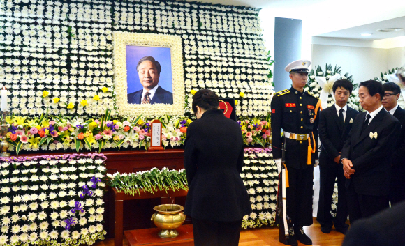 박근혜 대통령이 23일 오후 서울 종로구 서울대병원 장례식장에 마련된 김영삼 전 대통령 빈소를 찾아 조의를 표하고 있다. 안주영 기자 jya@seoul.co.kr