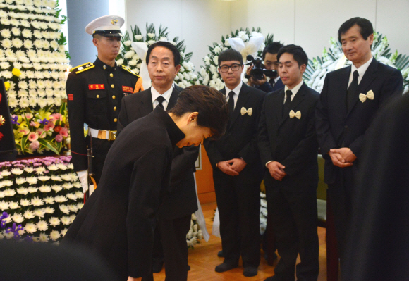 박근혜 대통령이 23일 오후 서울 종로구 서울대병원 장례식장에 마련된 김영삼 전 대통령 빈소를 찾아 조문을 마친 뒤 차남 현철씨 등 유가족들에게 인사를 하고 있다. 안주영 기자 jya@seoul.co.kr