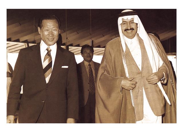 1976년 6월 고 정주영(왼쪽) 현대그룹 명예회장이 사우디아라비아의 나와프 왕자와 주바일 산업항 공사 계약을 체결한 후 환하게 웃고 있다.   현대차그룹 제공 