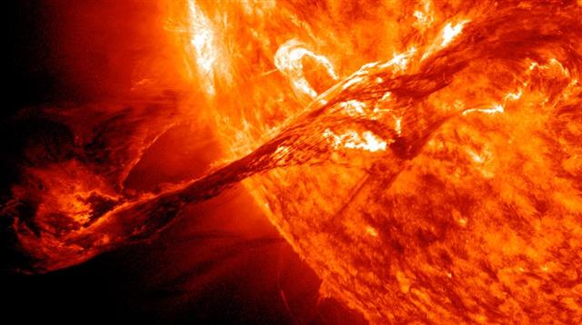 태양 플레어, 일명 태양 폭발은 태양 표면에서 발생하는 거대한 폭발 현상을 말한다. 단 몇 분 만에 수백만도까지 올라가며 대량의 엑스선, 감마선, 고에너지 하전입자를 내뿜는다. 고에너지 하전입자가 지구에 도달할 경우 델린저 현상, 자기폭풍, 오로라현상 등이 나타난다. 위키피디아 제공