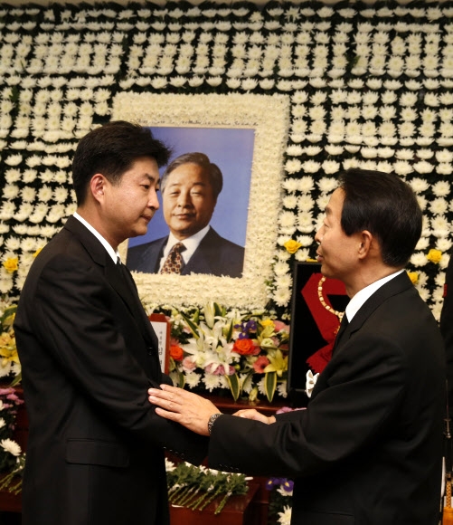 고 노무현 전 대통령의 아들 노건호씨가 23일 오후 서울 종로구 연건동 서울대병원 장례식장 김영삼 전 대통령의 빈소에서 김 전 대통령의 아들 김현철씨와 인사를 하고 있다. 2015.11.23 사진공동취재단