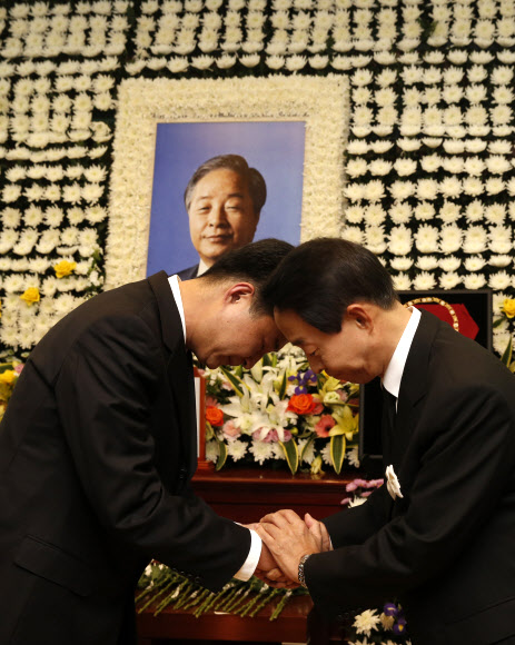 고 노무현 전 대통령의 아들 노건호씨가 23일 오후 서울 종로구 연건동 서울대병원 장례식장 김영삼 전 대통령의 빈소에서 김 전 대통령의 아들 김현철씨와 인사를 하고 있다. 2015.11.23 사진공동취재단