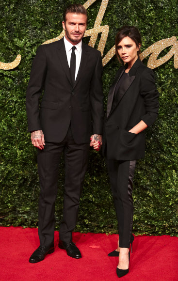 축구스타 데이비드 베컴과 그의 아내 빅토리아 베컴이 23일(현지시간) 영국 런던에서 열린 ‘브리티시 패션 어워즈(British Fashion Award)’ 레드카펫 행사에 나란히 참석해 포즈를 취하고 있다.<br>AFPBBNews News1