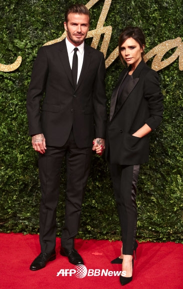 축구스타 데이비드 베컴과 그의 아내 빅토리아 베컴이 23일(현지시간) 영국 런던에서 열린 ‘브리티시 패션 어워즈(British Fashion Award)’ 레드카펫 행사에 나란히 참석해 포즈를 취하고 있다.<br>AFPBBNews News1