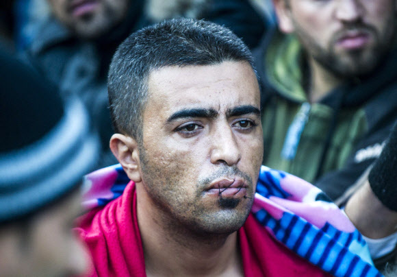 23일(현지시간) 그리스와 마케도니아 국경에서 발이 묶인 이란 쿠르드족 난민들이 항의 표시로 입술을 꿰매는 자해 행위를 하고 있다고 AFP가 보도했다. ⓒ AFPBBNews=News1