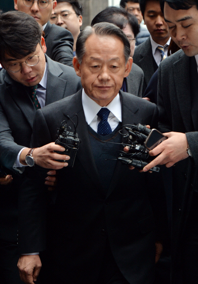 최윤희 전 합참의장이 24일 성능 미달 해상작전헬기인 와일드캣 도입 방산비리와 관련해 피의자 신분으로 서울 서초구 서울중앙지검 별관에 위치한 방위산업비리 정부합동수사단에 출석하고 있다. 최 전 의장이 2012년 해군참모총장으로 재직하며 와일드캣 선정에 관연한 것으로 의심받고 있다.  손형준 기자 boltagoo@seoul.co.kr