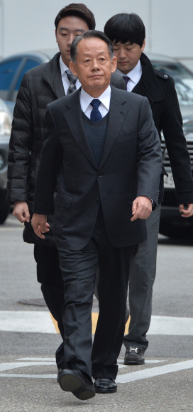 최윤희 전 합참의장이 24일 성능 미달 해상작전헬기인 와일드캣 도입 방산비리와 관련해 피의자 신분으로 서울 서초구 서울중앙지검 별관에 위치한 방위산업비리 정부합동수사단에 출석하고 있다. 최 전 의장이 2012년 해군참모총장으로 재직하며 와일드캣 선정에 관연한 것으로 의심받고 있다.  손형준 기자 boltagoo@seoul.co.kr