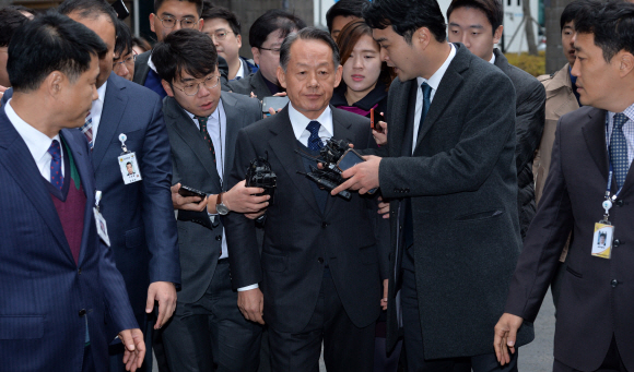 최윤희 전 합참의장이 24일 성능 미달 해상작전헬기인 와일드캣 도입 방산비리와 관련해 피의자 신분으로 서울 서초구 서울중앙지검 별관에 위치한 방위산업비리 정부합동수사단에 출석하고 있다. 최 전 의장이 2012년 해군참모총장으로 재직하며 와일드캣 선정에 관연한 것으로 의심받고 있다.  손형준 기자 boltagoo@seoul.co.kr