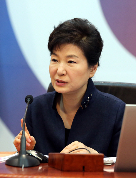 박근혜 대통령이 24일 오전 청와대에서 제 51회 국무회의를 열고 있다.  박 대통령은 지난 11월 14일 서울 도심 시위는 정부무력화 의도를 가진 불법 폭력 행위라고 강도 높게 비판하고 국회도 경제 회복을 위해 협조해야 한다고 목소리를 높였다.   안주영 기자 jya@seoul.co.kr