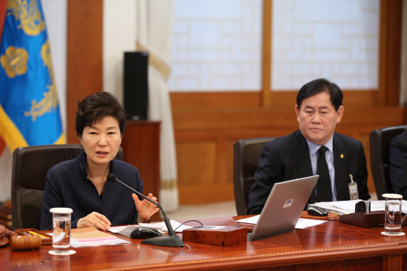 박근혜 대통령이 24일 오전 청와대에서 제 51회 국무회의를 열고 있다.  박 대통령은 지난 11월 14일 서울 도심 시위는 정부무력화 의도를 가진 불법 폭력 행위라고 강도 높게 비판하고 국회도 경제 회복을 위해 협조해야 한다고 목소리를 높였다.   안주영 기자 jya@seoul.co.kr