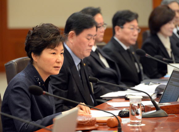 박근혜 대통령이 24일 오전 청와대에서 제 51회 국무회의를 열고 있다.  박 대통령은 지난 11월 14일 서울 도심 시위는 정부무력화 의도를 가진 불법 폭력 행위라고 강도 높게 비판하고 국회도 경제 회복을 위해 협조해야 한다고 목소리를 높였다.   안주영 기자 jya@seoul.co.kr