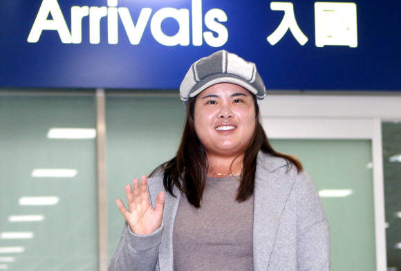 한국인으로는 두번째로 미국여자프로골프(LPGA) 투어 명예의 전당에 오르는 박인비(27·KB금융그룹)가 24일 인천공항을 거쳐 부산 김해국제공항으로 입국하고 있다. 시즌 마지막 대회에서 명예에 전당에 필요한 점수를 채운 박인비는 “제 인생 최고의 순간이었다”고 소감을 밝혔다.  연합뉴스