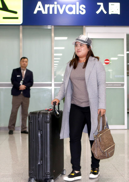 한국인으로는 두번째로 미국여자프로골프(LPGA) 투어 명예의 전당에 오르는 박인비(27·KB금융그룹)가 24일 인천공항을 거쳐 부산 김해국제공항으로 입국하고 있다. 시즌 마지막 대회에서 명예에 전당에 필요한 점수를 채운 박인비는 “제 인생 최고의 순간이었다”고 소감을 밝혔다.  연합뉴스