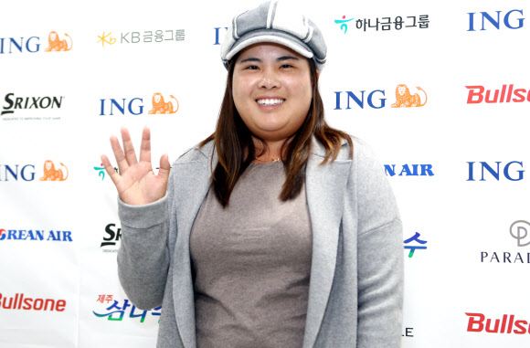 한국인으로는 두번째로 미국여자프로골프(LPGA) 투어 명예의 전당에 오르는 박인비(27·KB금융그룹)가 24일 인천공항을 거쳐 부산 김해국제공항으로 입국하고 있다. 시즌 마지막 대회에서 명예에 전당에 필요한 점수를 채운 박인비는 “제 인생 최고의 순간이었다”고 소감을 밝혔다.  연합뉴스