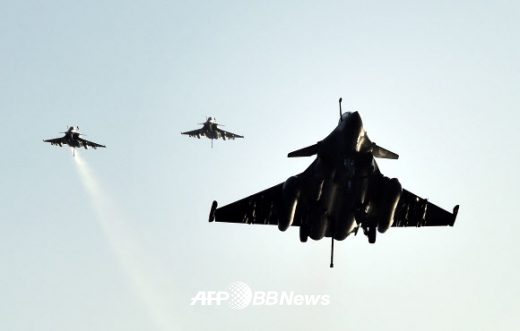 23일(현지시간) 동부 지중해 시리아 연안에 배치된 프랑스 핵 추진 항공모함 샤를 드골 호로 귀환하고 있는 라팔 전투기.<br>ⓒ AFPBBNews=News1