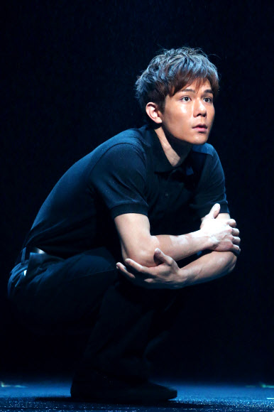 배우 카키자와 하야토가 24일 오후 서울 강남구 LG아트센터에서 열린 연극 ‘해변의 카프카’ 프레스콜에서 연기를 펼치고 있다. 연합뉴스