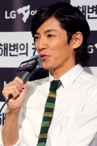 배우 후지키 나오히토가 24일 오후 서울 강남구 LG아트센터에서 열린 연극 ‘해변의 카프카’ 주연 배우 인터뷰에서 인사말을 하고 있다. 연합뉴스