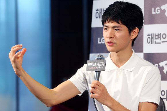 배우 후루하타 니노가 24일 오후 서울 강남구 LG아트센터에서 열린 연극 ‘해변의 카프카’ 주연 배우 인터뷰에서 인사말을 하고 있다. 연합뉴스