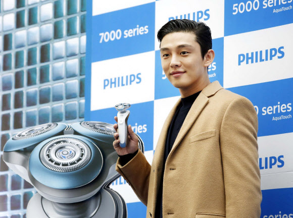 필립스 면도기 모델인 배우 유아인이 24일 오후 서울 영등포 타임스퀘어에서 열린 필립스 7000 시리즈 및 5000 시리즈 면도기 출시 기념 행사에 참석해 포즈를 취하고 있다.  필립스 제공