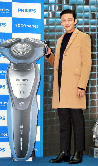 필립스 면도기 모델인 배우 유아인이 24일 오후 서울 영등포 타임스퀘어에서 열린 필립스 7000 시리즈 및 5000 시리즈 면도기 출시 기념 행사에 참석해 포즈를 취하고 있다.  필립스 제공