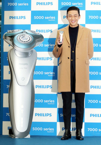 필립스 면도기 모델인 배우 유아인이 24일 오후 서울 영등포 타임스퀘어에서 열린 필립스 7000 시리즈 및 5000 시리즈 면도기 출시 기념 행사에 참석해 포즈를 취하고 있다.  필립스 제공