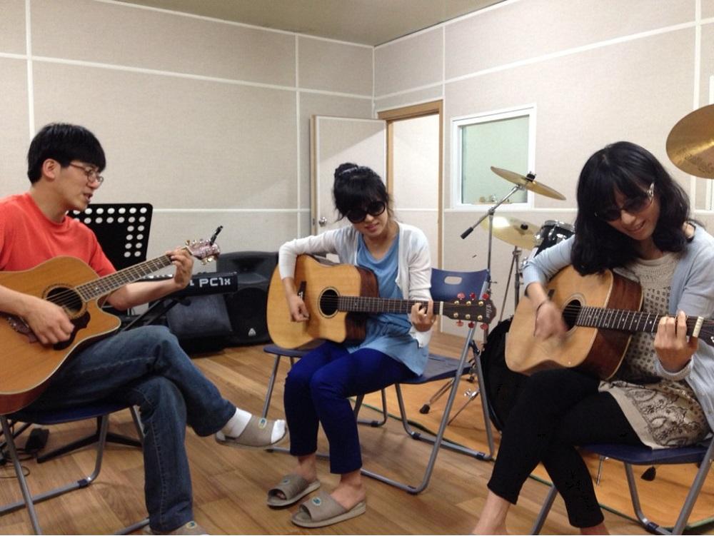 실로암시각장애인복지관 교육생들이 오는 30일 콘서트 공연을 위해 기타연습을 하고 있다.