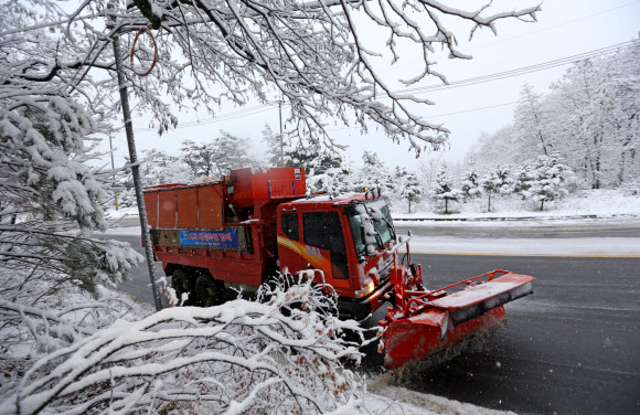 폭설 내린 대관령…바빠진 제설차